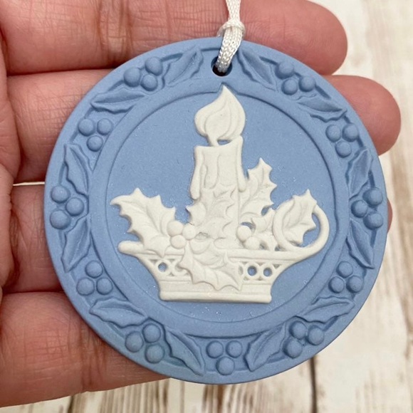 Vintage WEDGWOOD Blue JasperWare Christmas Candle Holly Boxed Christmas Ornament - Picture 3 of 10